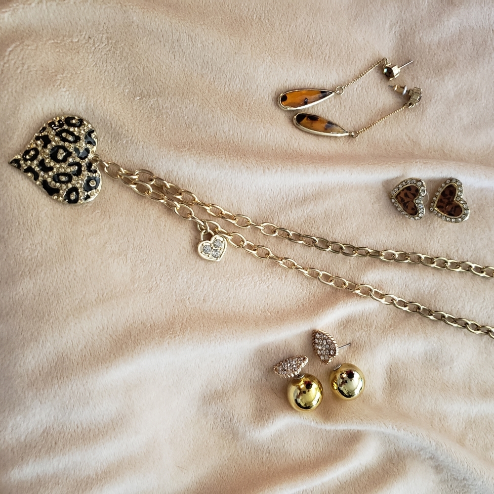 Heart Leopard Necklace with Earrings set.